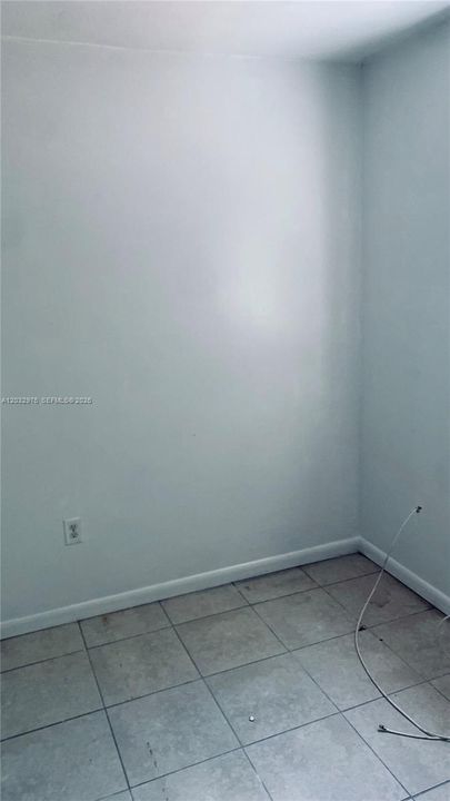 For Rent: $1,300 (1 beds, 1 baths, 1060 Square Feet)