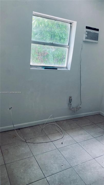 For Rent: $1,300 (1 beds, 1 baths, 1060 Square Feet)