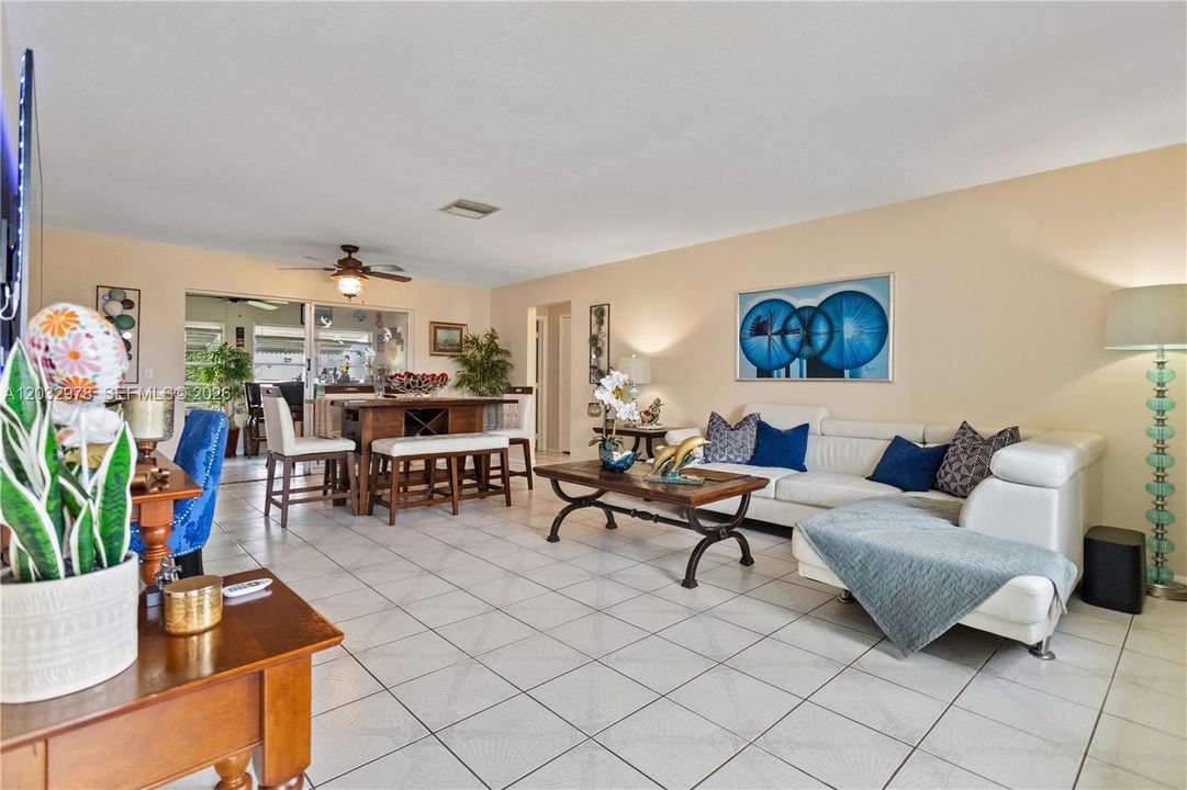 For Sale: $299,000 (2 beds, 2 baths, 1382 Square Feet)