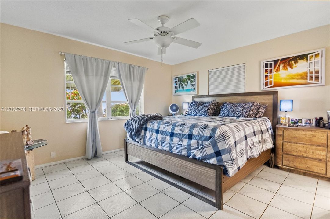 For Sale: $299,000 (2 beds, 2 baths, 1382 Square Feet)