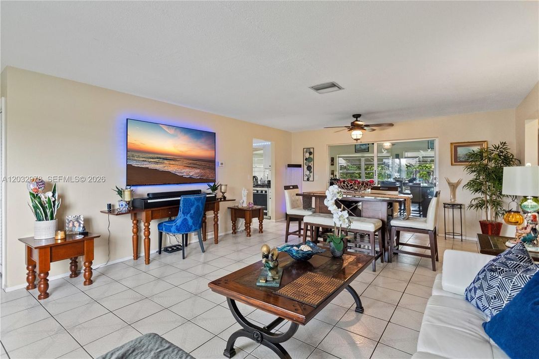 For Sale: $299,000 (2 beds, 2 baths, 1382 Square Feet)