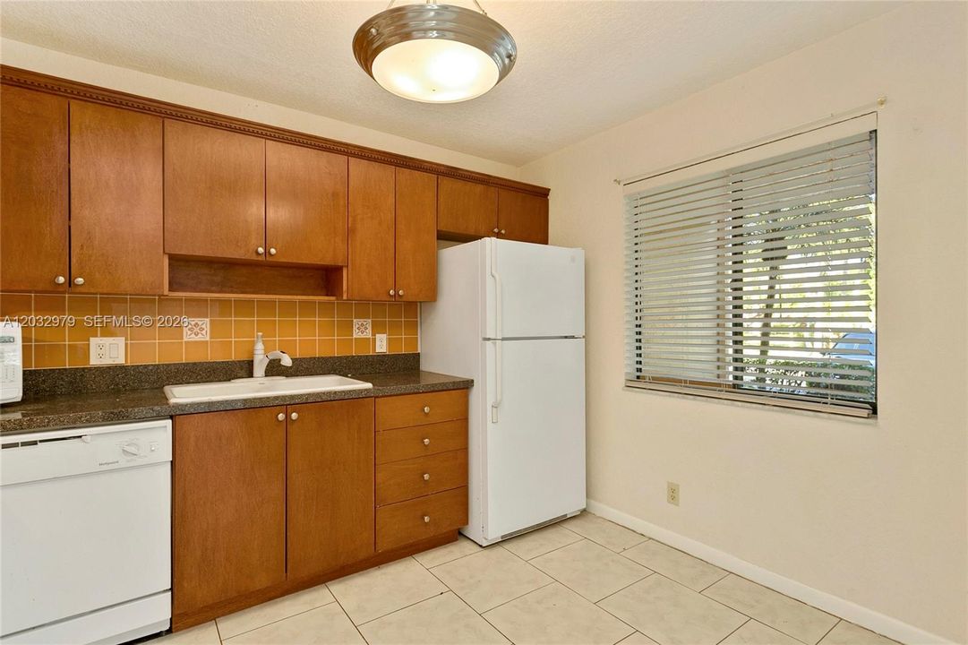 For Sale: $290,000 (2 beds, 2 baths, 1220 Square Feet)