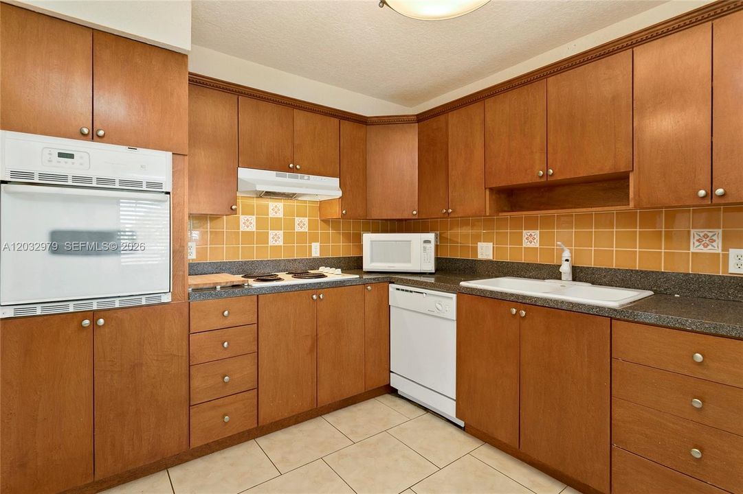 For Sale: $290,000 (2 beds, 2 baths, 1220 Square Feet)