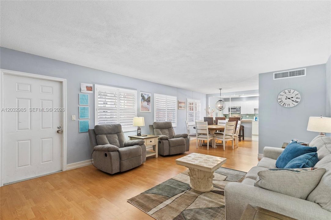 For Sale: $419,900 (2 beds, 2 baths, 1209 Square Feet)