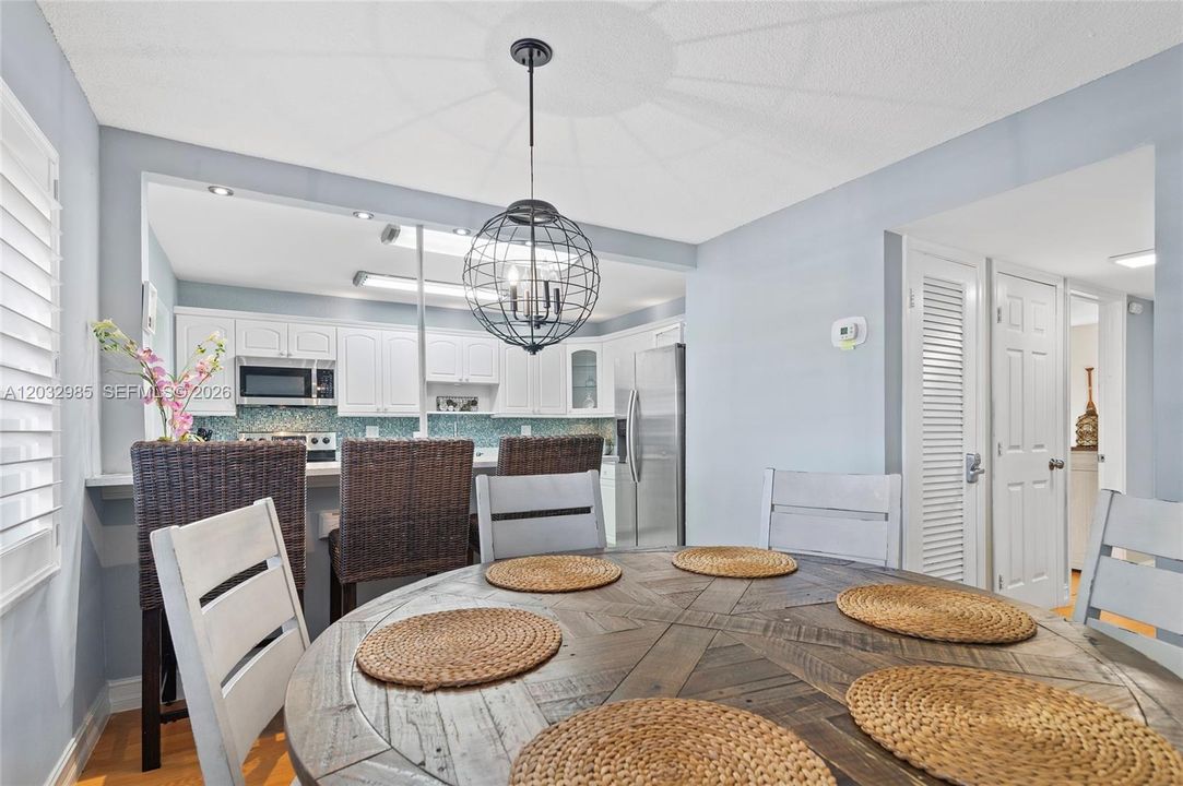 For Sale: $419,900 (2 beds, 2 baths, 1209 Square Feet)