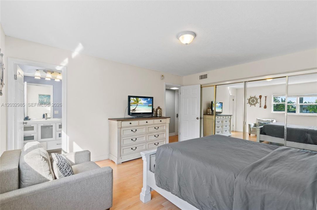 For Sale: $419,900 (2 beds, 2 baths, 1209 Square Feet)