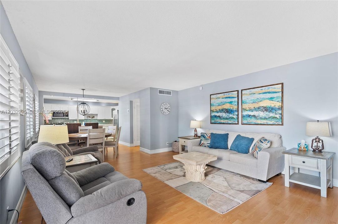For Sale: $419,900 (2 beds, 2 baths, 1209 Square Feet)