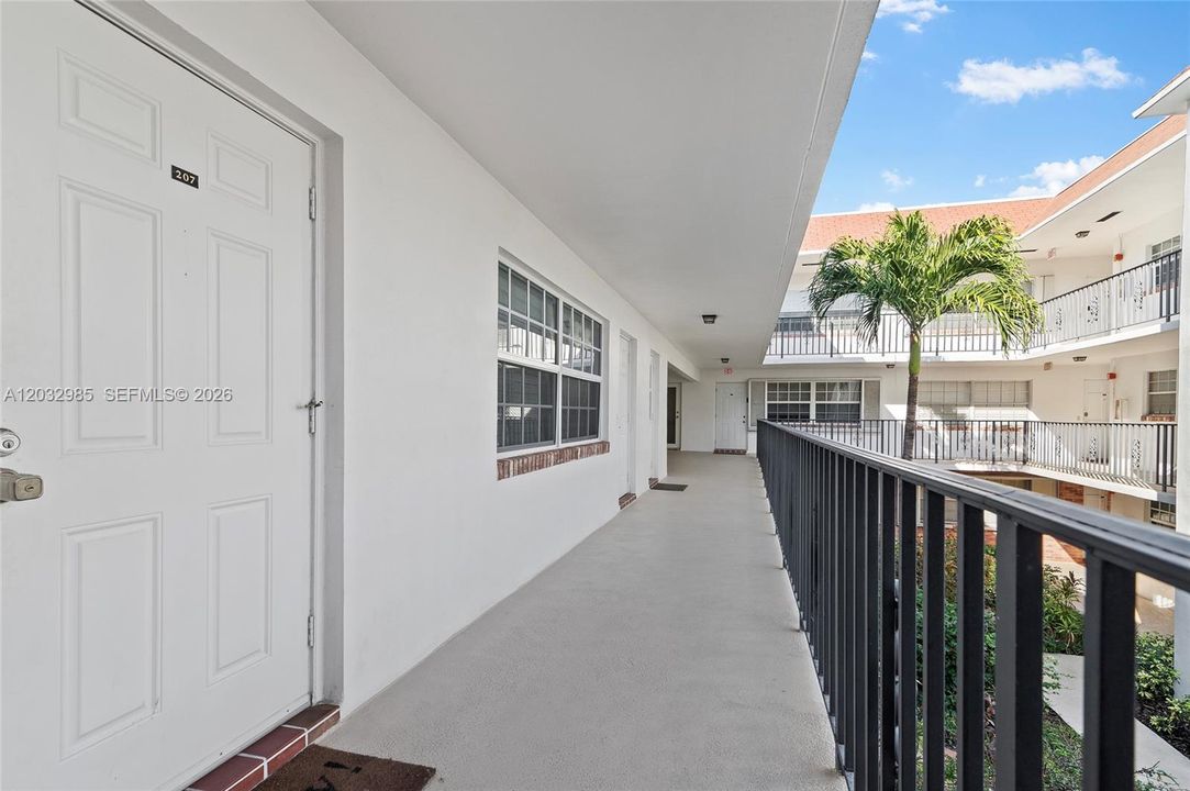 For Sale: $419,900 (2 beds, 2 baths, 1209 Square Feet)