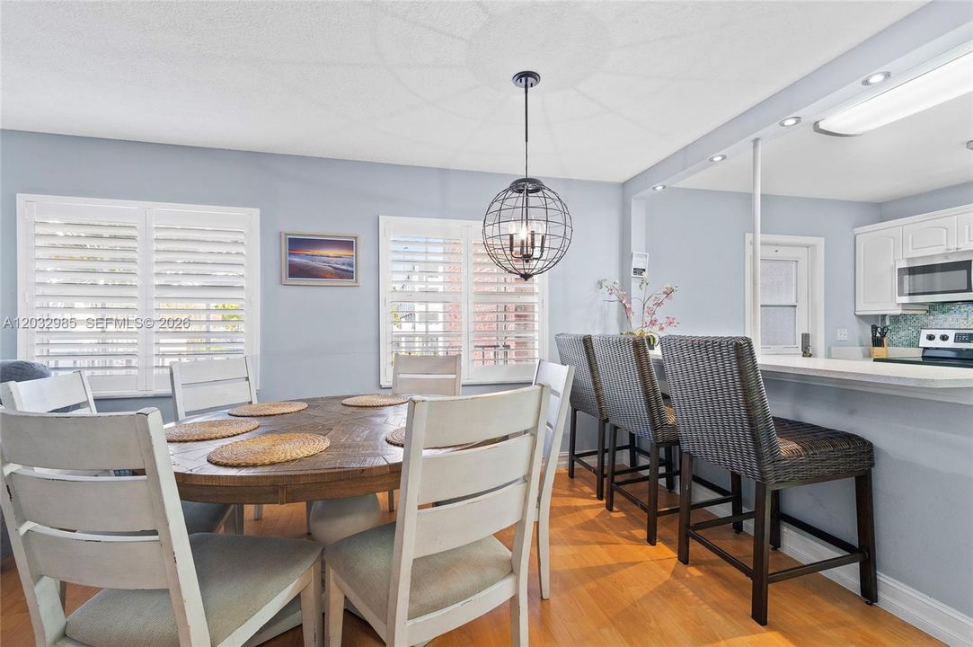 For Sale: $419,900 (2 beds, 2 baths, 1209 Square Feet)