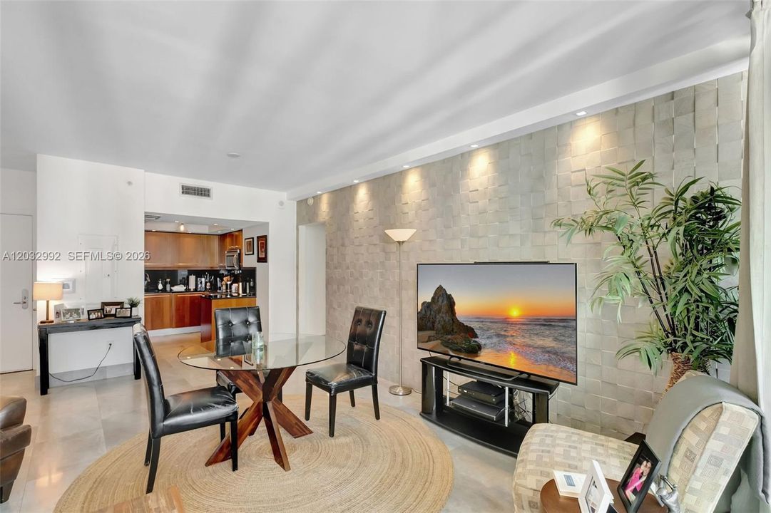 For Sale: $775,000 (1 beds, 1 baths, 895 Square Feet)