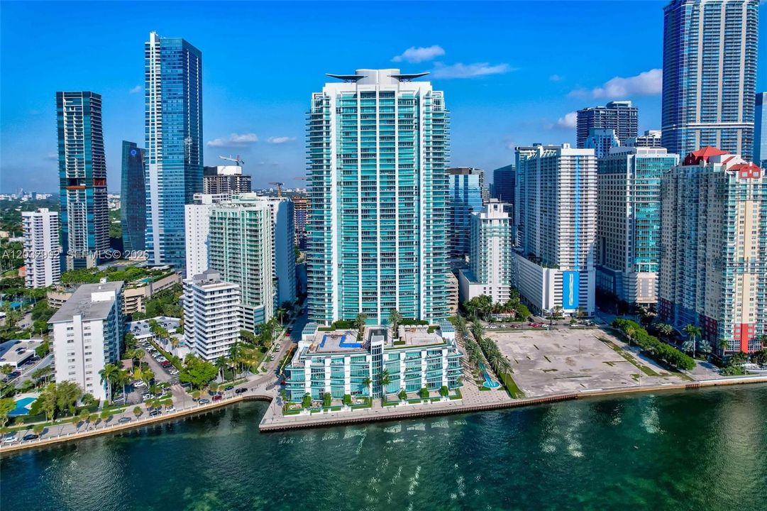 For Sale: $775,000 (1 beds, 1 baths, 895 Square Feet)