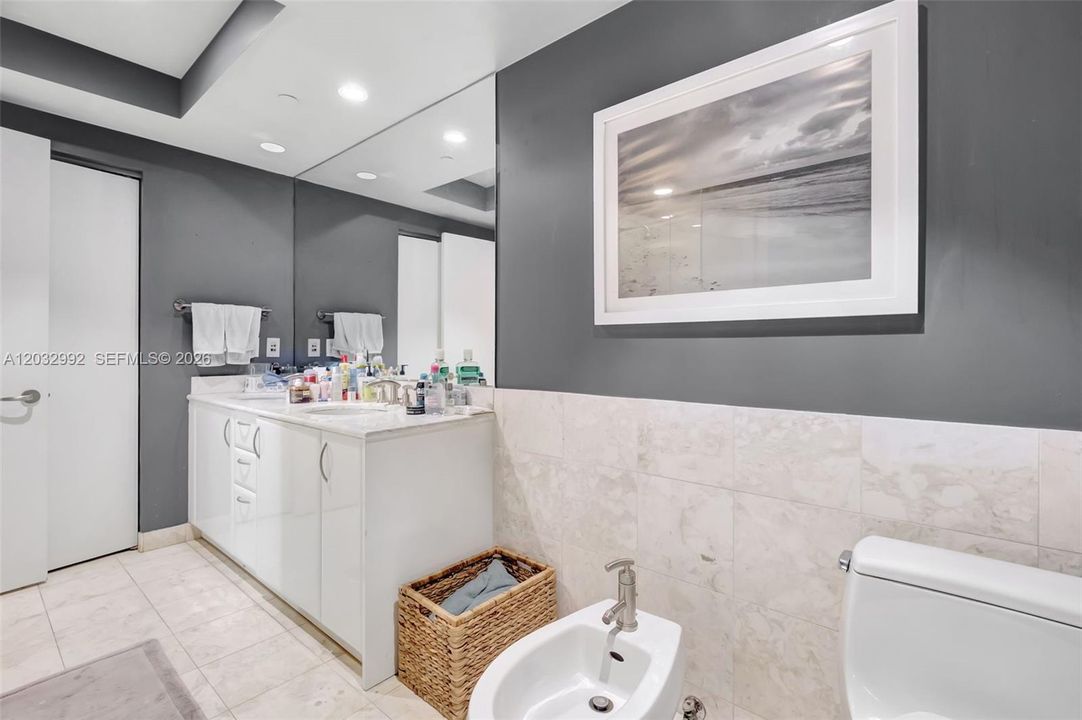 For Sale: $775,000 (1 beds, 1 baths, 895 Square Feet)