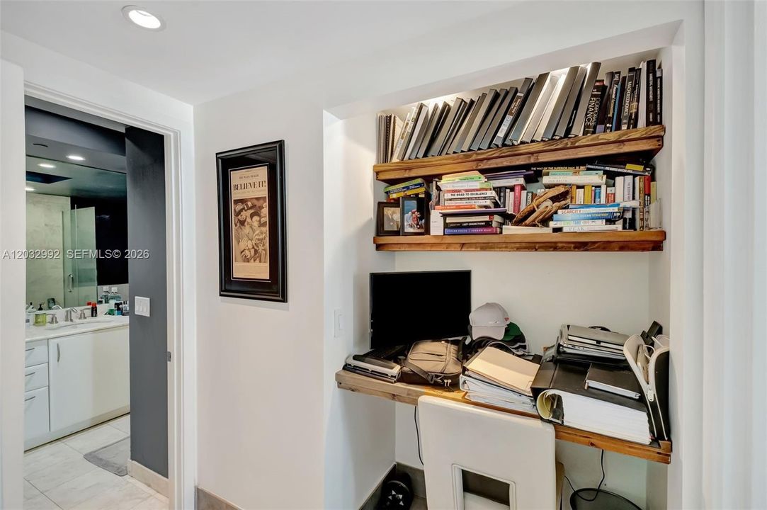 For Sale: $775,000 (1 beds, 1 baths, 895 Square Feet)