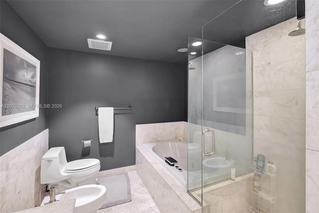 For Sale: $775,000 (1 beds, 1 baths, 895 Square Feet)