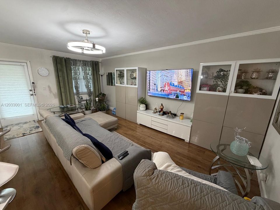 For Sale: $265,500 (2 beds, 1 baths, 1000 Square Feet)