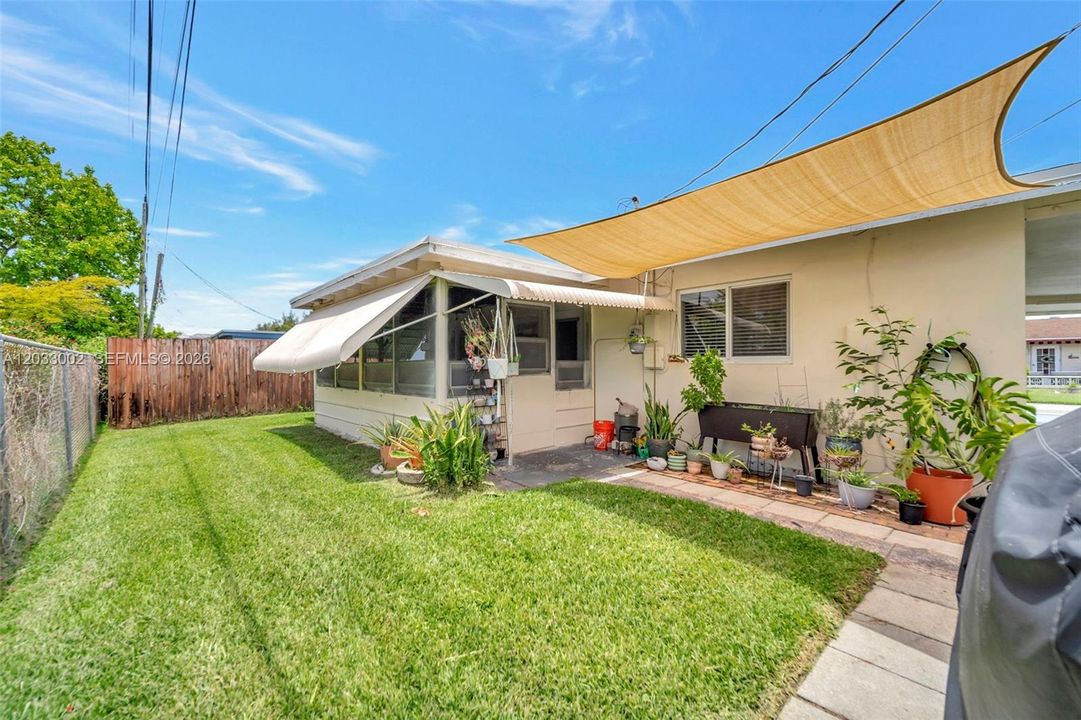 For Sale: $350,000 (2 beds, 1 baths, 1008 Square Feet)