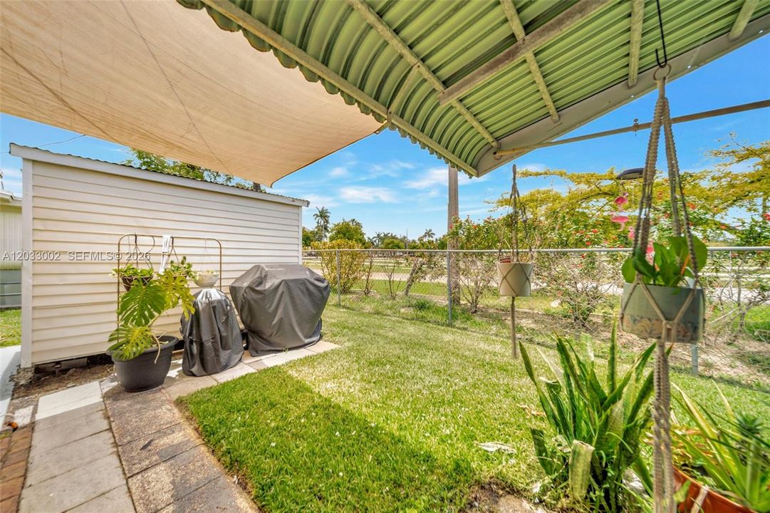 For Sale: $350,000 (2 beds, 1 baths, 1008 Square Feet)