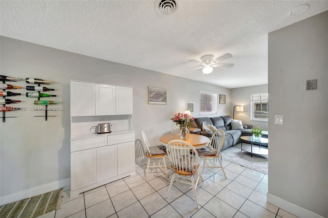 For Sale: $350,000 (2 beds, 1 baths, 1008 Square Feet)