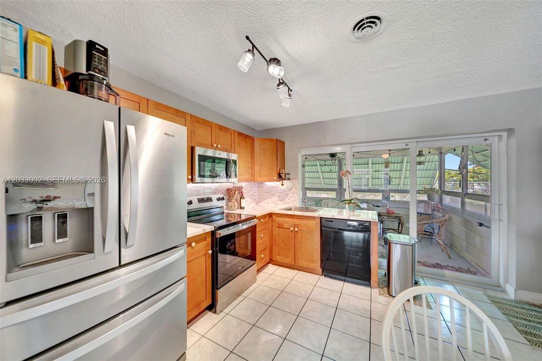 For Sale: $350,000 (2 beds, 1 baths, 1008 Square Feet)