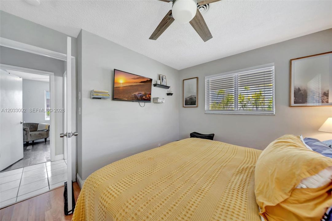 For Sale: $350,000 (2 beds, 1 baths, 1008 Square Feet)