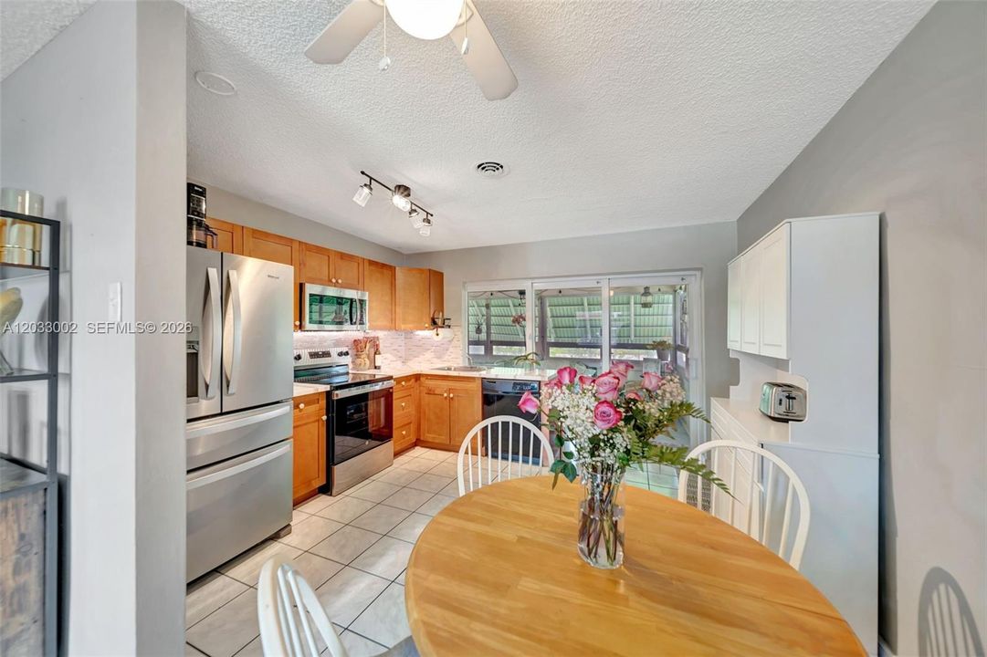 For Sale: $350,000 (2 beds, 1 baths, 1008 Square Feet)