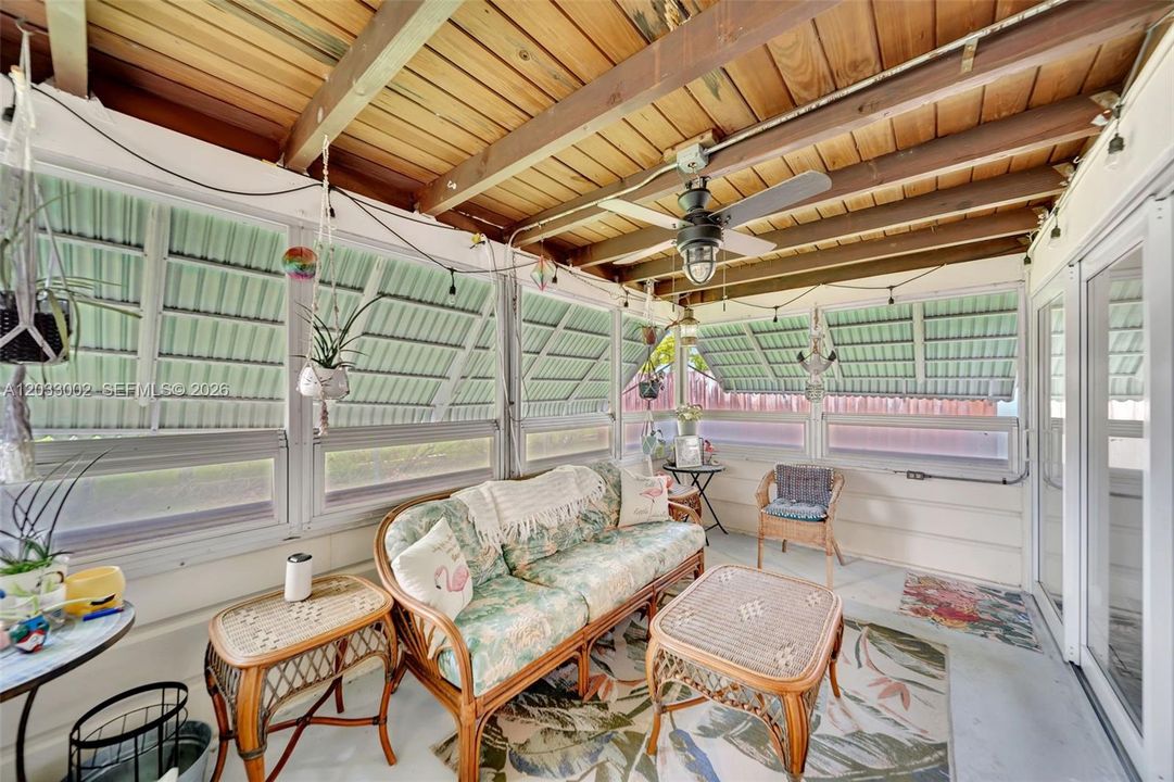 For Sale: $350,000 (2 beds, 1 baths, 1008 Square Feet)