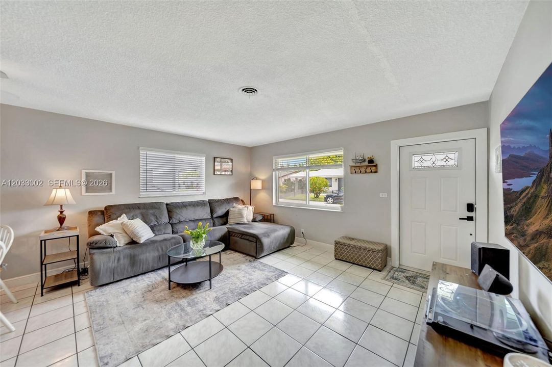 For Sale: $350,000 (2 beds, 1 baths, 1008 Square Feet)