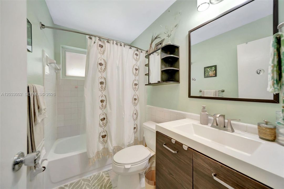 For Sale: $350,000 (2 beds, 1 baths, 1008 Square Feet)