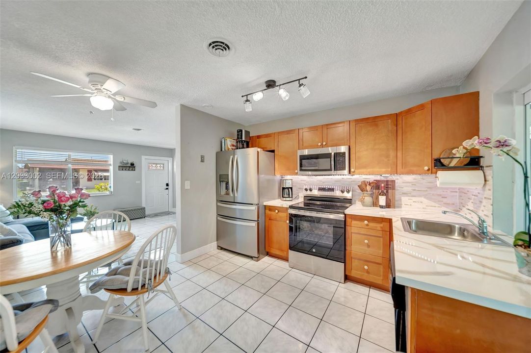 For Sale: $350,000 (2 beds, 1 baths, 1008 Square Feet)