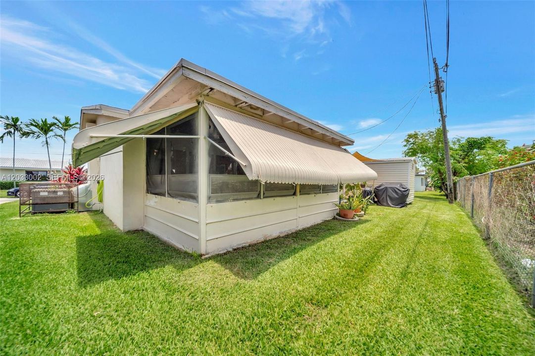 For Sale: $350,000 (2 beds, 1 baths, 1008 Square Feet)