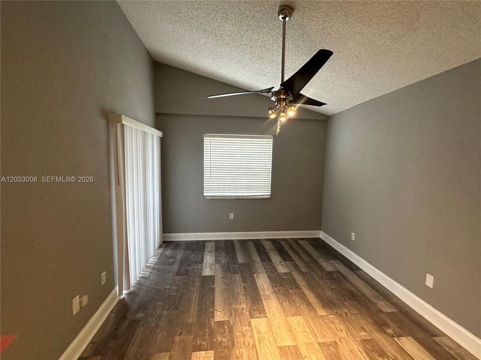 For Rent: $1,945 (1 beds, 1 baths, 860 Square Feet)