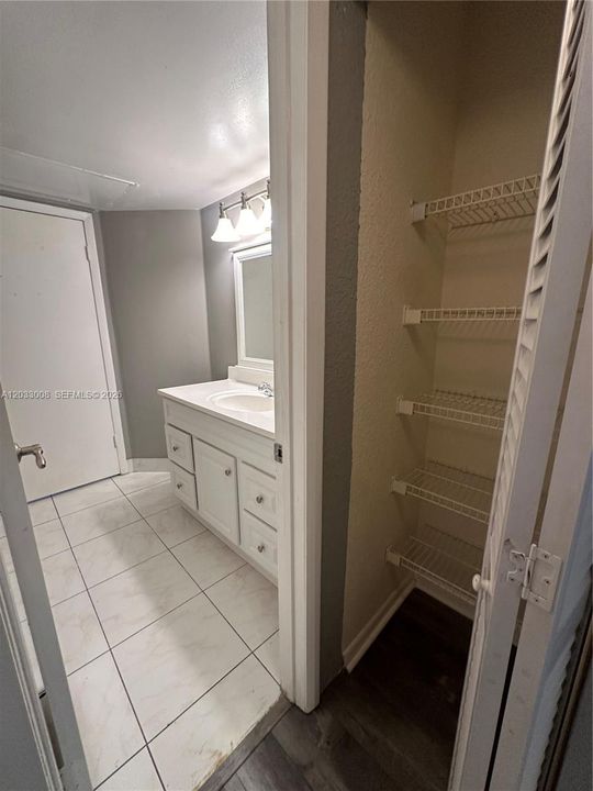 For Rent: $1,945 (1 beds, 1 baths, 860 Square Feet)