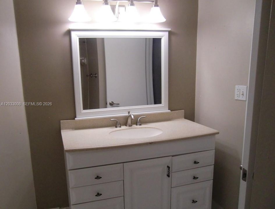 For Rent: $1,945 (1 beds, 1 baths, 860 Square Feet)