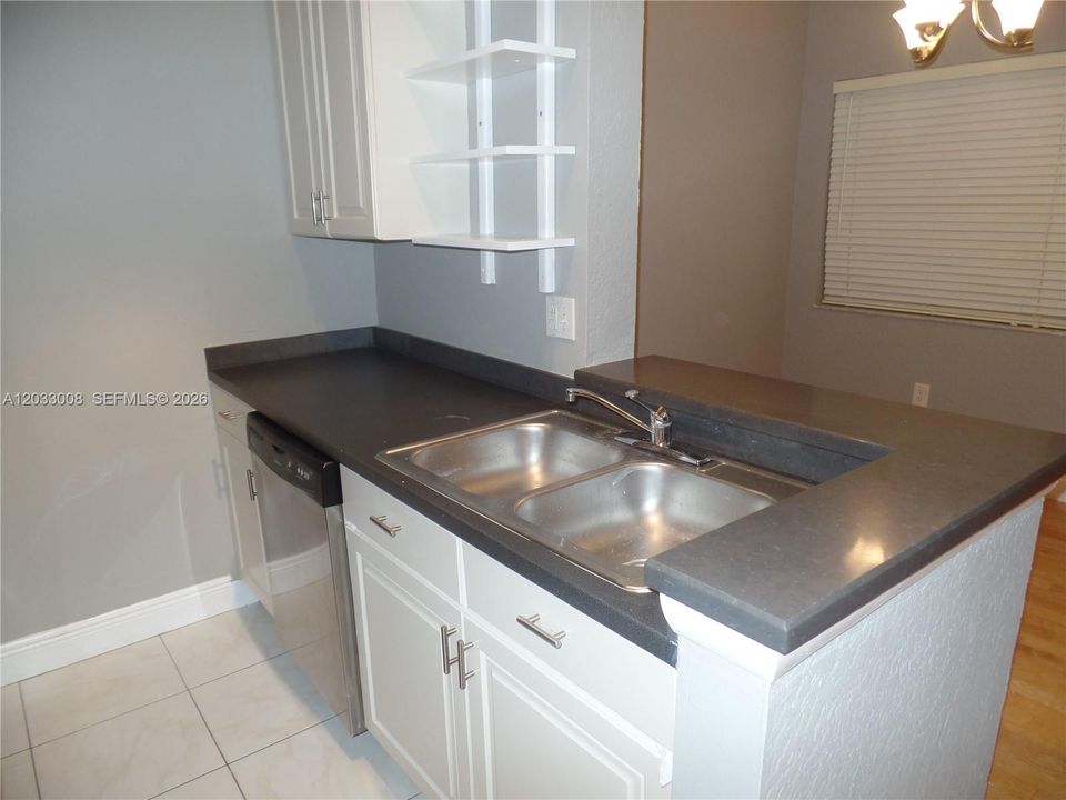 For Rent: $1,945 (1 beds, 1 baths, 860 Square Feet)