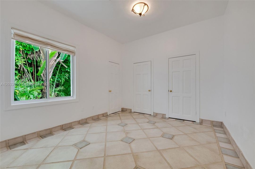 For Rent: $9,000 (3 beds, 3 baths, 1600 Square Feet)