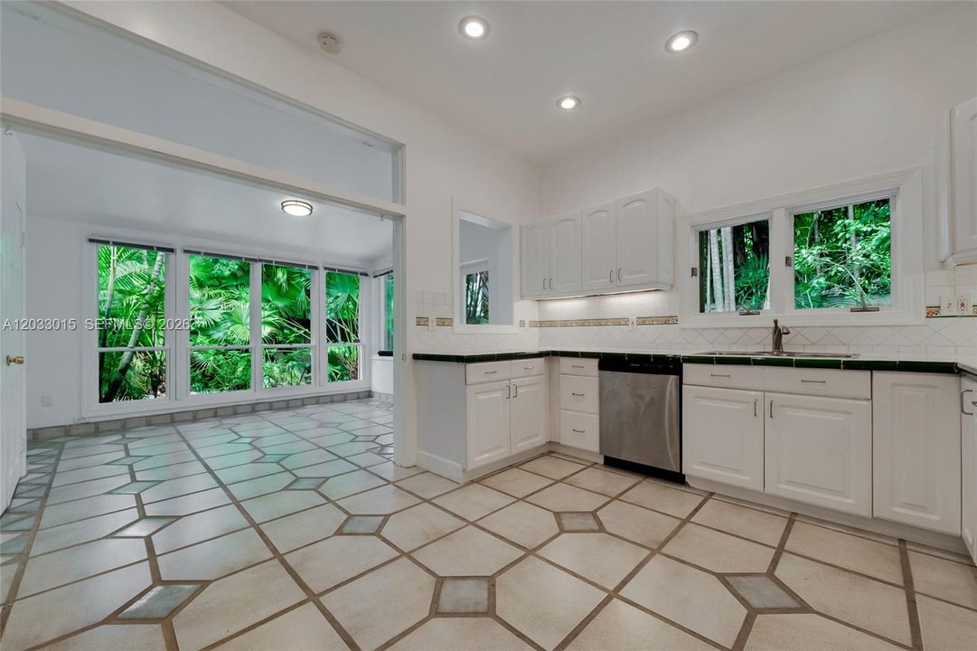 For Rent: $9,000 (3 beds, 3 baths, 1600 Square Feet)