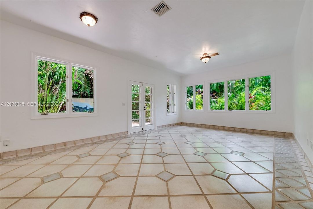 For Rent: $9,000 (3 beds, 3 baths, 1600 Square Feet)