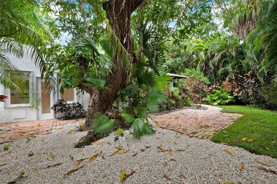 For Rent: $9,000 (3 beds, 3 baths, 1600 Square Feet)