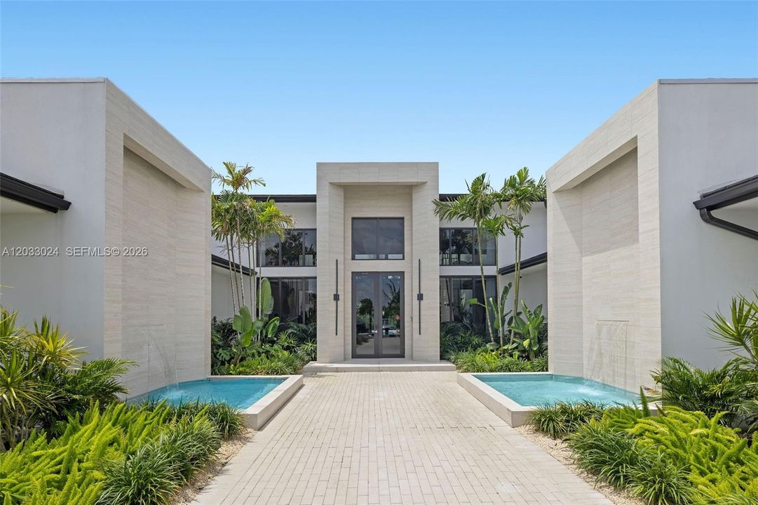 For Sale: $5,985,000 (6 beds, 7 baths, 6517 Square Feet)