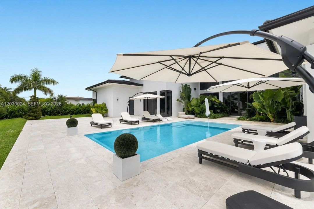 For Sale: $5,985,000 (6 beds, 7 baths, 6517 Square Feet)