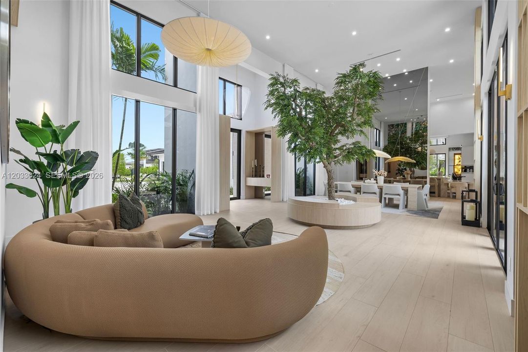 For Sale: $5,985,000 (6 beds, 7 baths, 6517 Square Feet)
