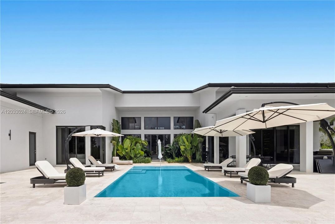 For Sale: $5,985,000 (6 beds, 7 baths, 6517 Square Feet)