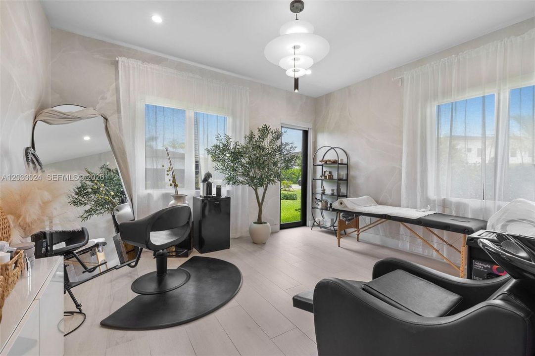 For Sale: $5,985,000 (6 beds, 7 baths, 6517 Square Feet)