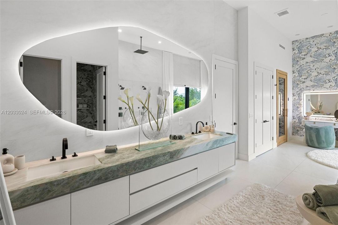 For Sale: $5,985,000 (6 beds, 7 baths, 6517 Square Feet)