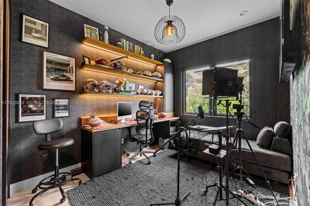 For Sale: $5,985,000 (6 beds, 7 baths, 6517 Square Feet)