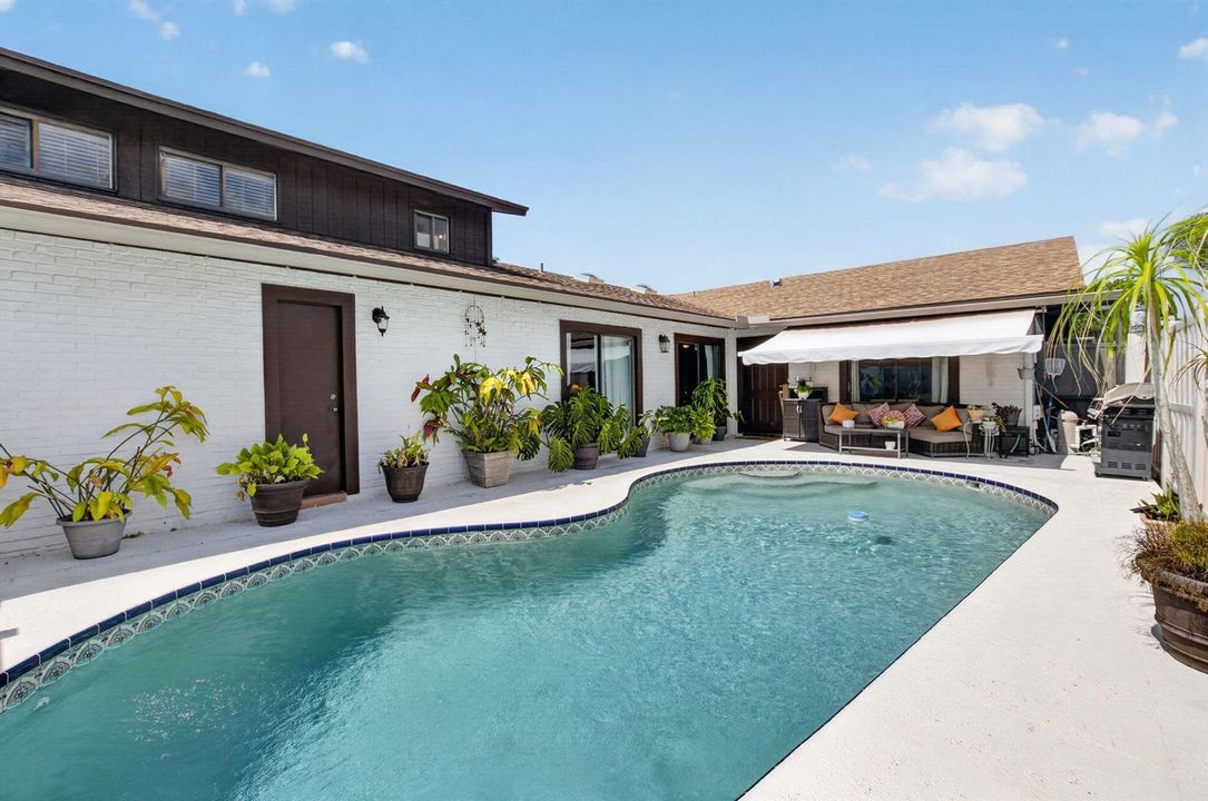 GORGEOUS POOL