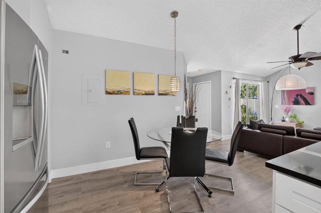 KITCHEN/DINING