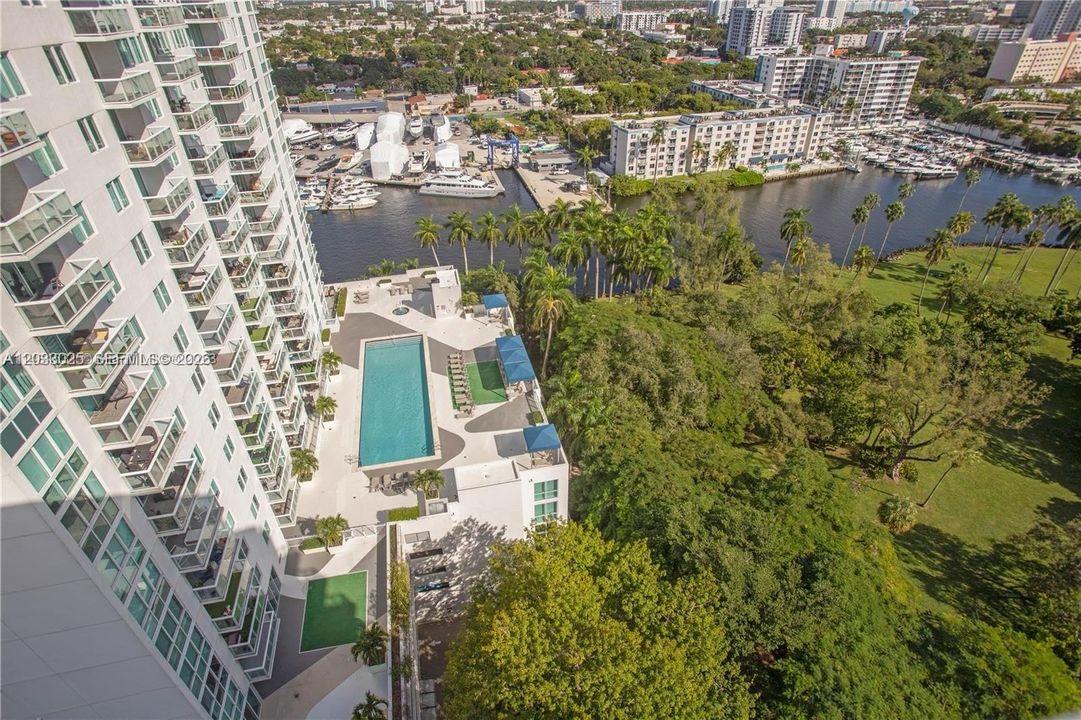 For Sale: $330,000 (1 beds, 2 baths, 935 Square Feet)