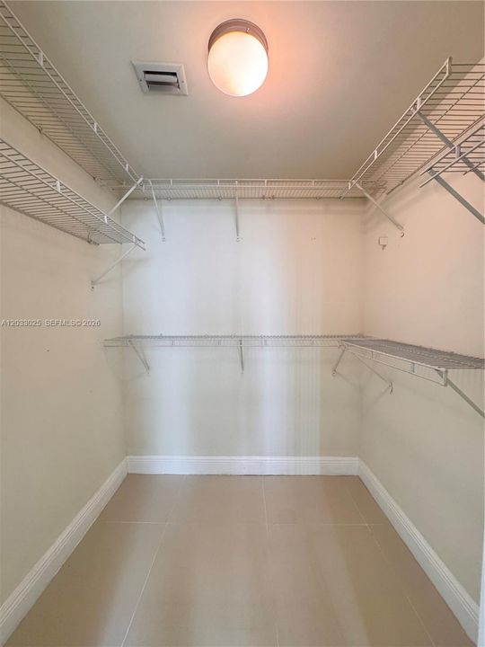 For Sale: $330,000 (1 beds, 2 baths, 935 Square Feet)