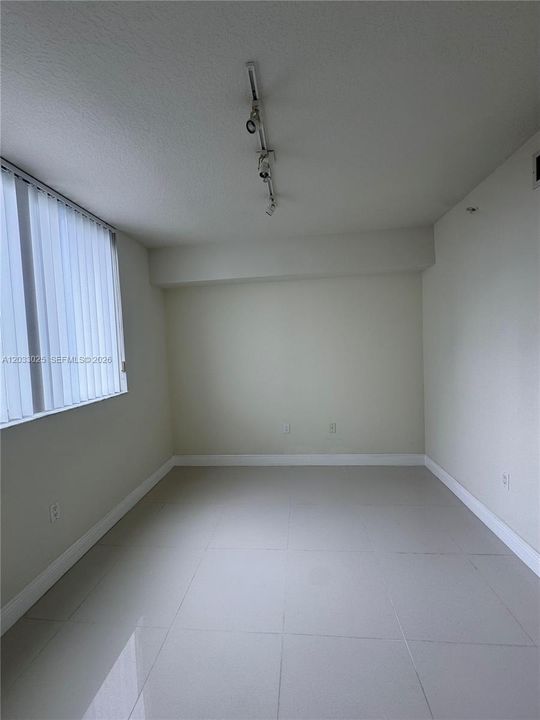 For Sale: $330,000 (1 beds, 2 baths, 935 Square Feet)